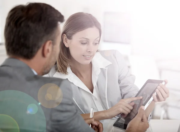 Vrouw voorstellende businessplan — Stockfoto