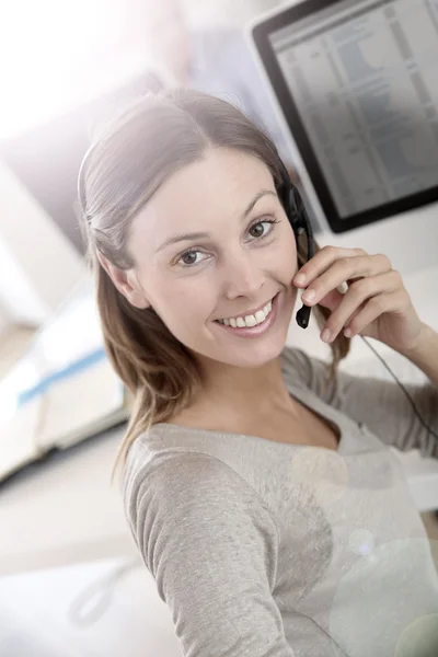 Smiling teleoperator with headset on — Stock Photo, Image