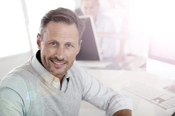 Homme au bureau travaillant sur bureau — Photo