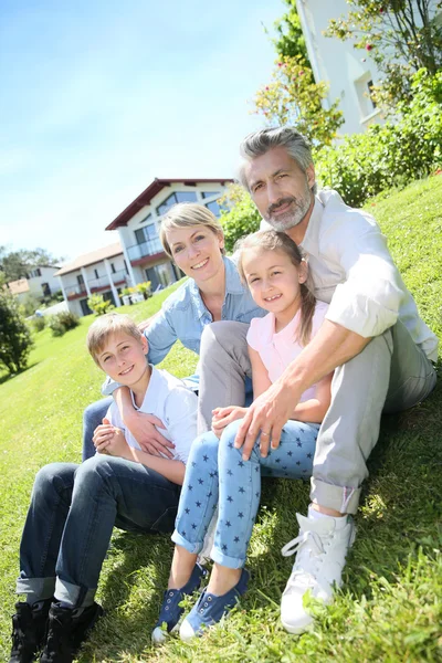 Famiglia seduta in giardino Foto Stock