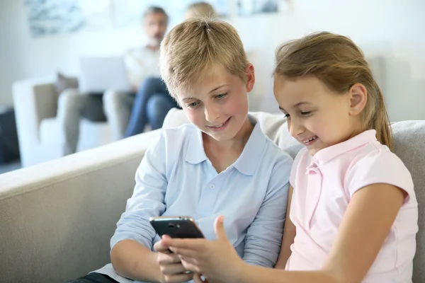 Smartphone ile oynayan çocuklar Telifsiz Stok Imajlar