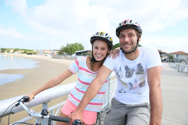 Pareja en un paseo en bicicleta —  Fotos de Stock