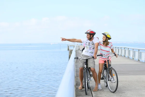 Famille en voyage à vélo — Photo