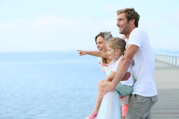 Familjen står på en ponton — Stockfoto