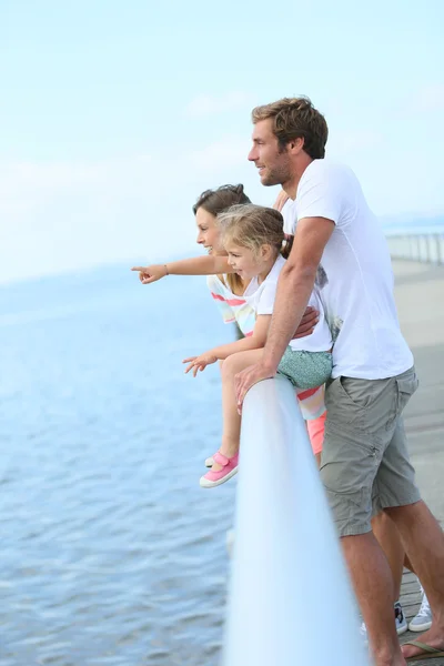 Familia de pie sobre un pontón — Foto de Stock