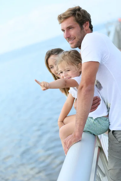 Familie staande op een ponton — Stockfoto