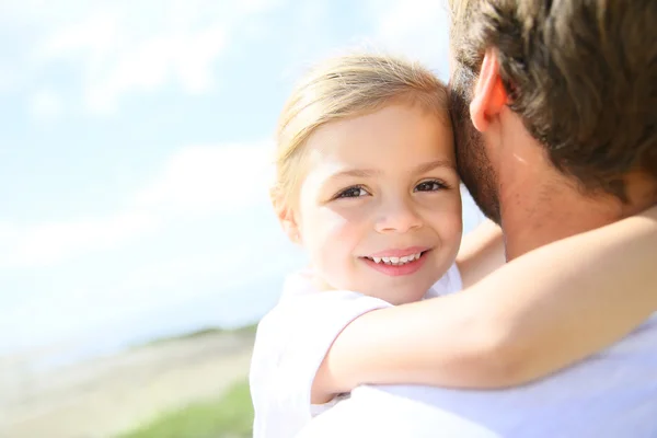 Gadis kecil diadakan dalam pelukan ayah — Stok Foto