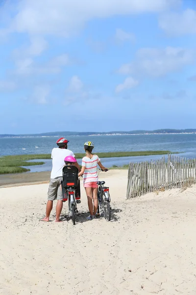 Família em uma viagem de bicicleta — Fotografia de Stock