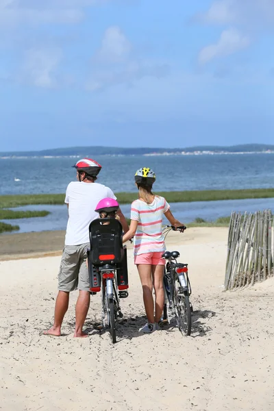 Famille en voyage à vélo — Photo