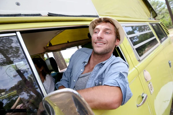 Adam bir vintage camper van sürme — Stok fotoğraf
