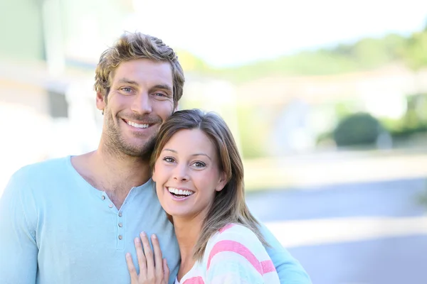 Couple standing in new property walkway — Stock Photo, Image