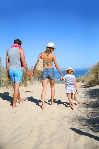 Marche familiale jusqu'à la plage — Photo