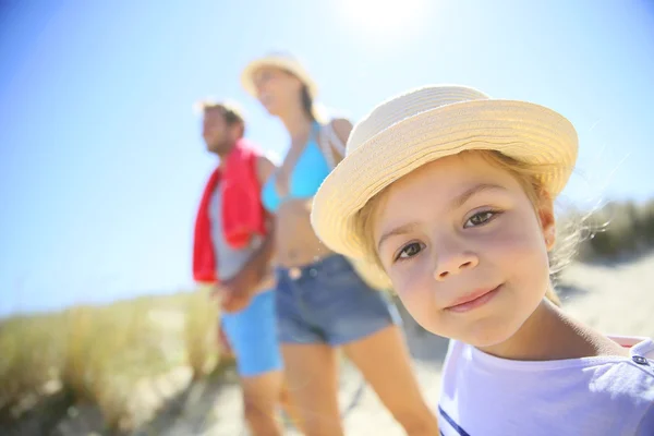 Familia caminando a la playa — Foto de Stock