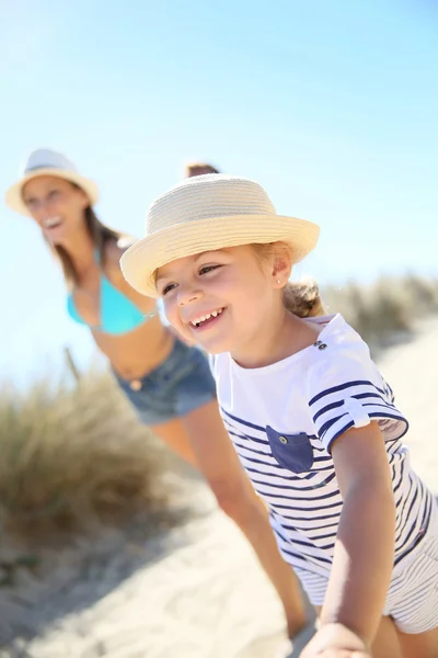 Girl pulling parents' arms — Stock Photo, Image