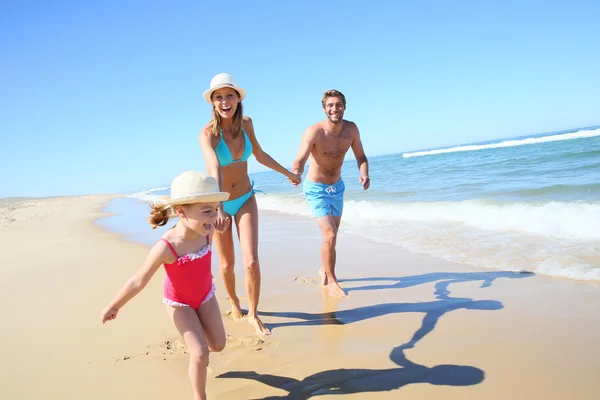 Família se divertindo correndo — Fotografia de Stock