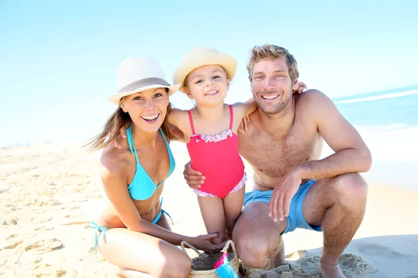 Lycklig familj på stranden — Stockfoto