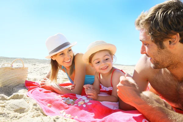 Famille jouer avec les coquillages — Photo