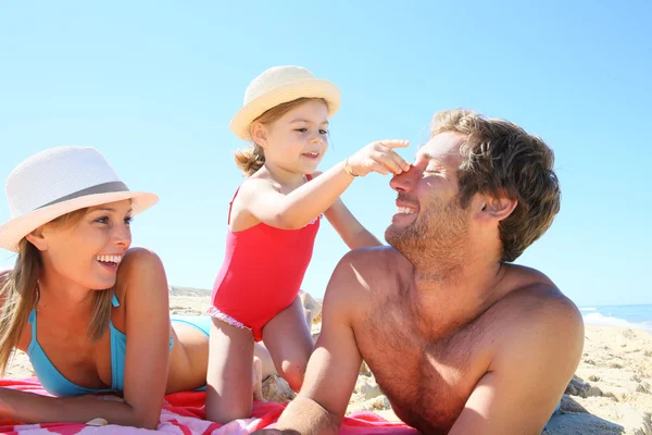 Family playing with seashells — Stock Photo, Image