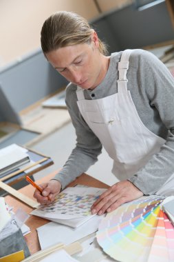 ressam hazırlanıyor renk örnek