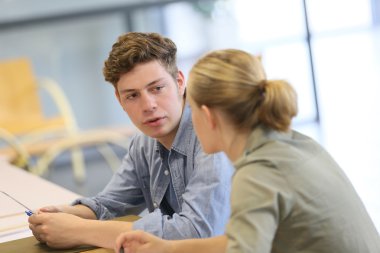 Dijital tablet üzerinde çalışan öğrenciler