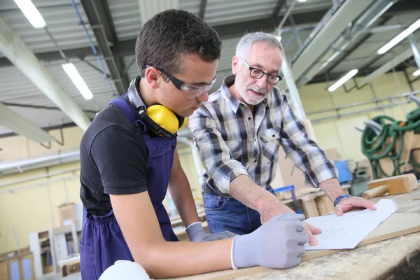 Lehrling in der Ausbildung — Stockfoto