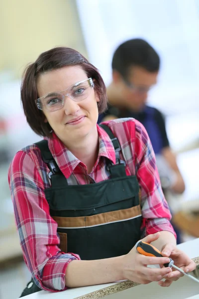 Mujer en escuela de carpintería — Foto de Stock