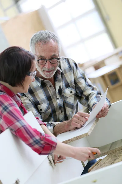 Frau mit älterem Handwerker — Stockfoto