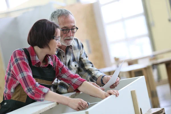 Frau mit älterem Handwerker — Stockfoto