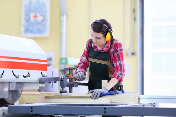 Carpenter using  sawing machine — Stock Photo, Image