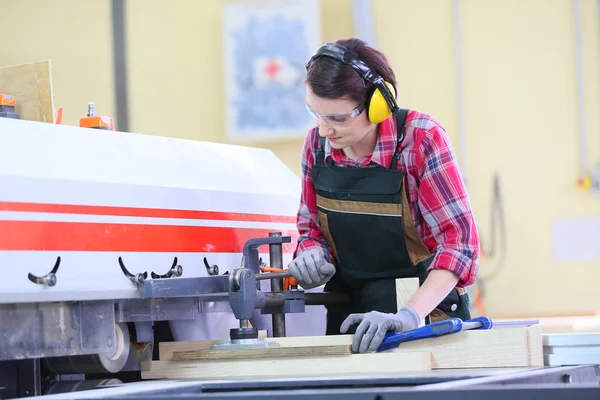 Schreiner mit Sägemaschine — Stockfoto