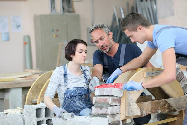 Instructor teaching teenagers — Stock Photo, Image