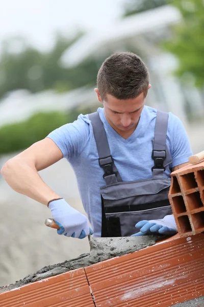 Young brick layer working — Stock Photo, Image