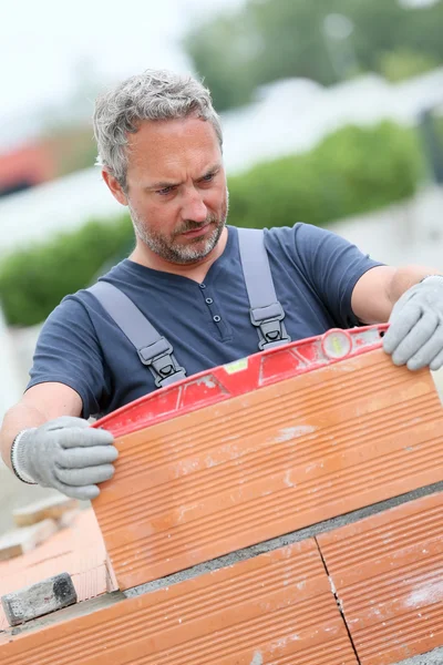 Brick layer working — Stock Photo, Image