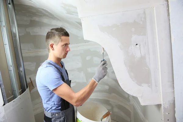 Murare arbetar med inomhus vägg — Stockfoto