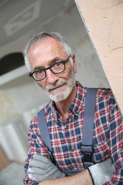 Senior ambachtsman in bouw — Stockfoto