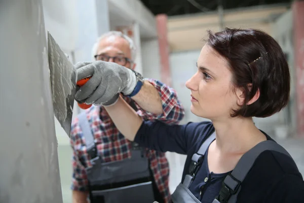 Apprendista con intonaco professionista — Foto Stock