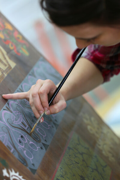 женщина рисует фрески
