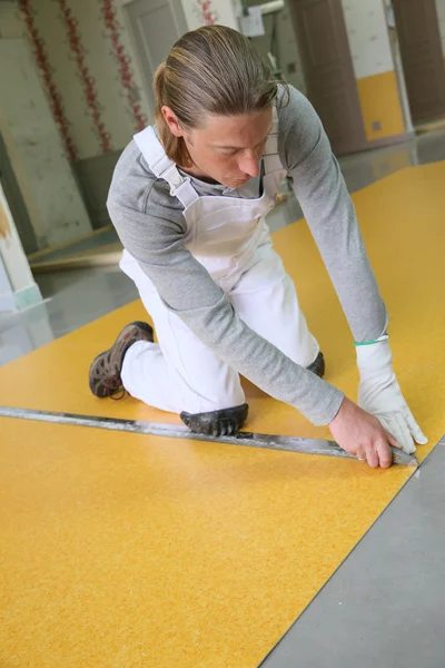 Craftsman installing  flooring — Stock Photo, Image