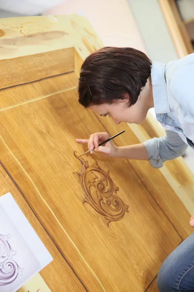 Woman creating trompe l'oeil art object — Stock Photo, Image