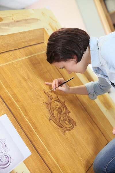 Женщина создает объект искусства trompe l 'oeil
