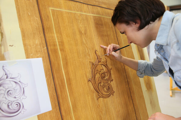 Женщина создает объект искусства trompe l 'oeil
