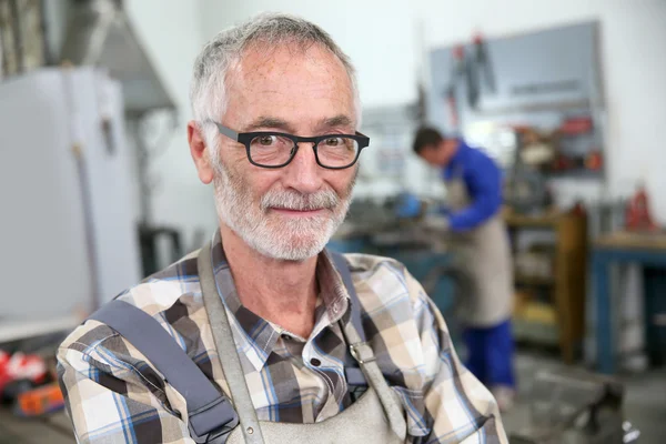 Trabalhador de ferro sênior sorridente — Fotografia de Stock