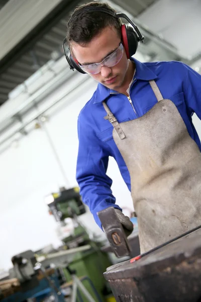 Man opleiding bezig met staal — Stockfoto