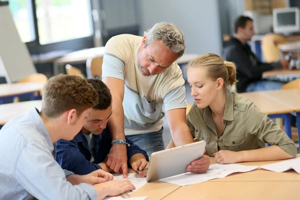 Étudiants travaillant sur tablette numérique — Photo