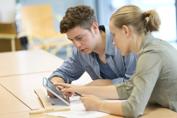 Studenti pracují na digitálním tabletu — Stock fotografie