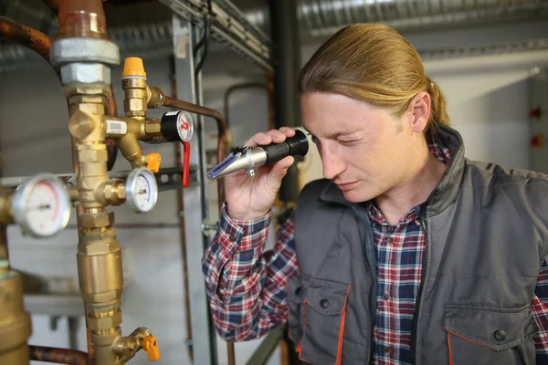 Plombier contrôlant la qualité de l'eau — Photo