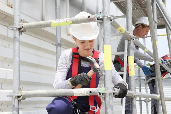 Vrouw die op steigers werken — Stockfoto