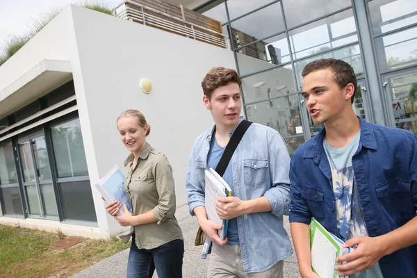 Jeunes étudiants marchant — Photo