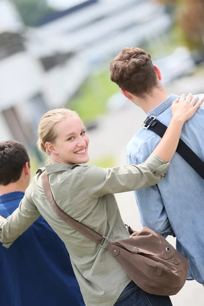 Flicka gå med kompisar i skolan — Stockfoto