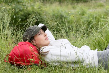 kadın rahatlatıcı gün hiking üzerinde çim